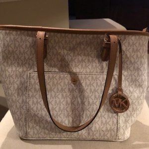 Michael Kors Jet Set Signature Tote / Vanilla 30S7GTTT813
